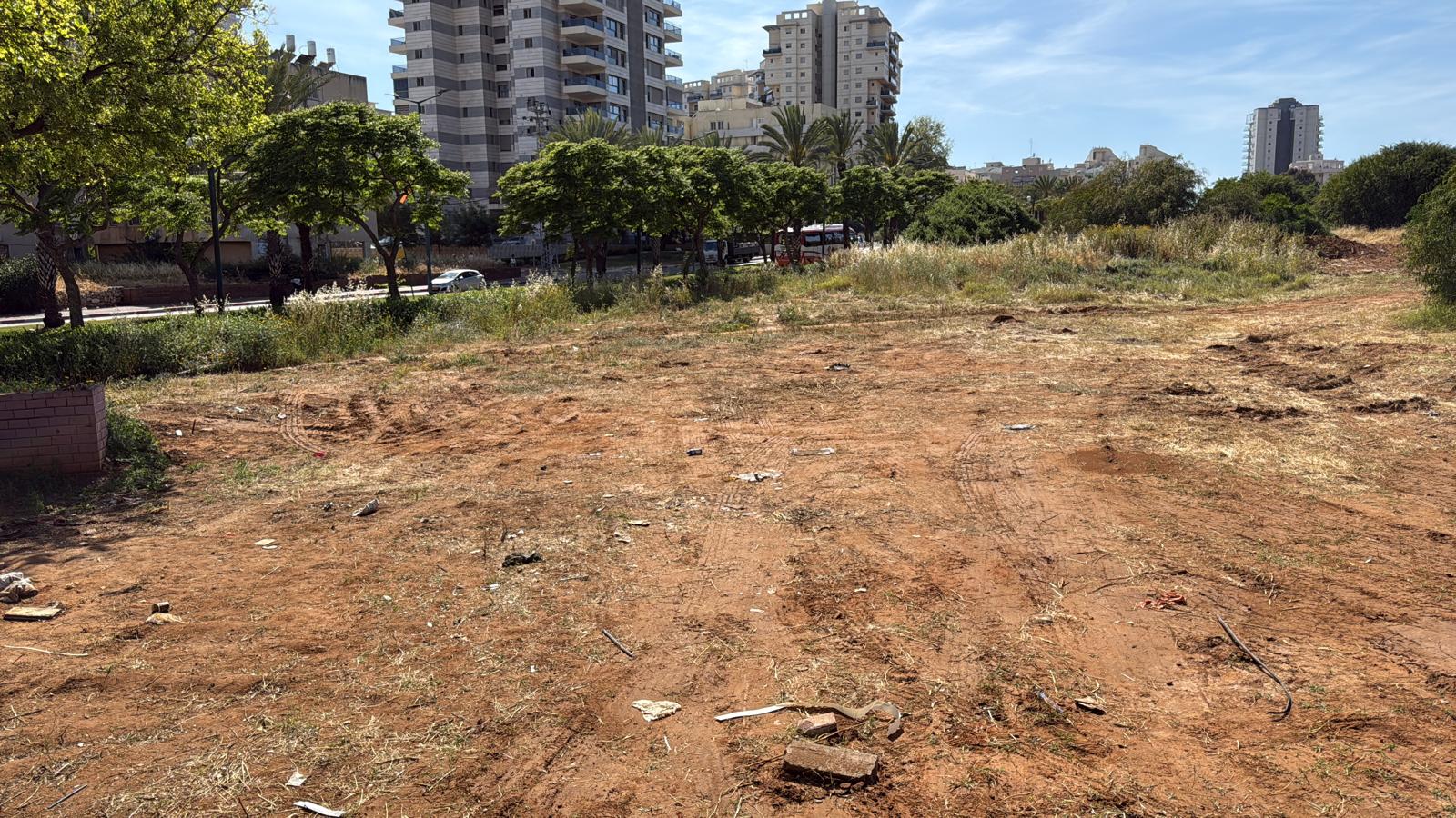 המגרש לפני תחילת העבודות במשרד המכירות בנתניה