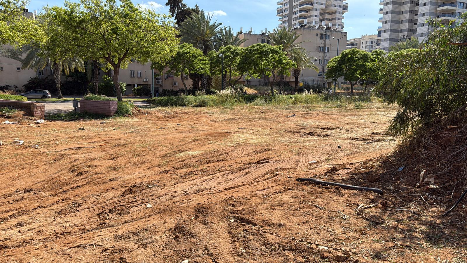 הכנת השטח לפני הקמת משרד המכירות בנתניה