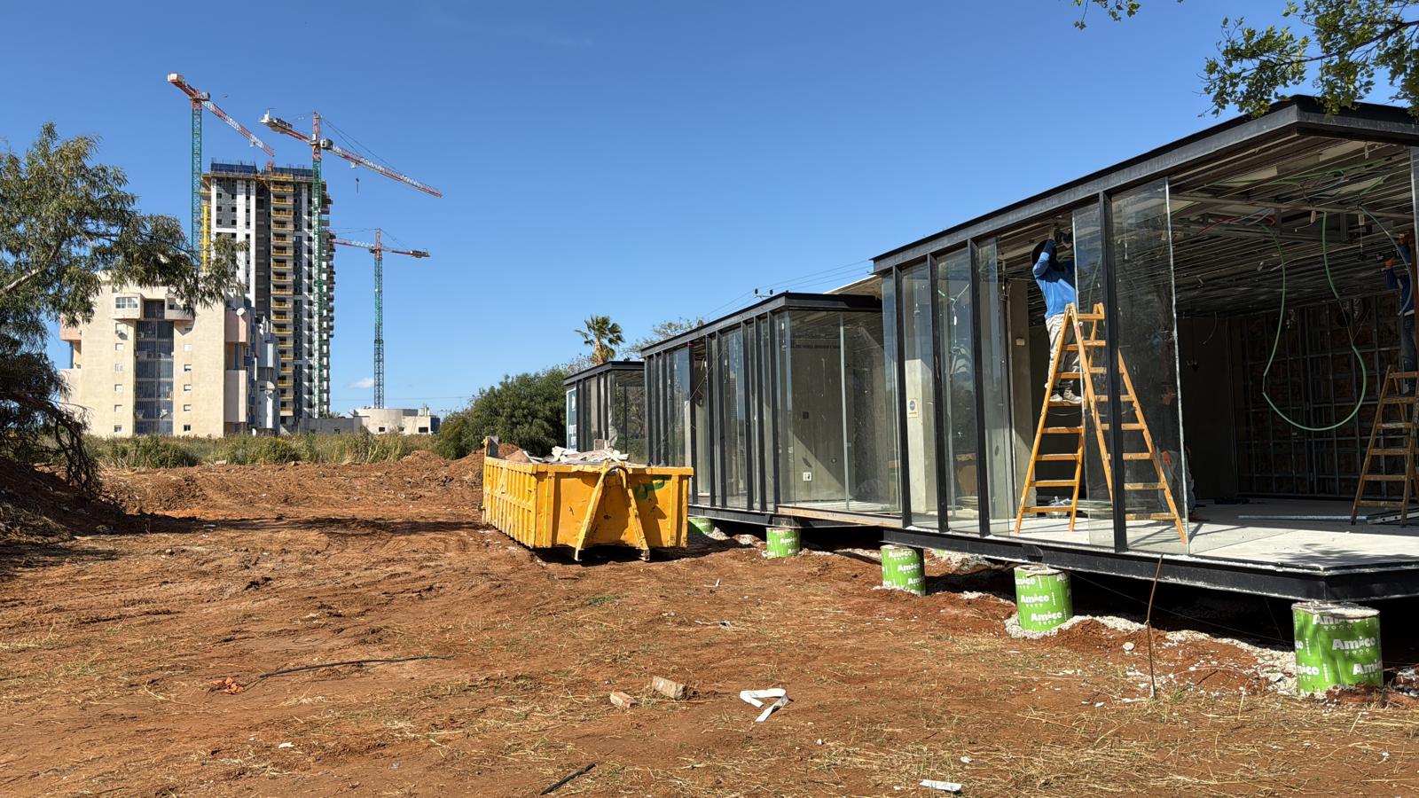 הקמת מבנה משרד המכירות במהלך הביצוע