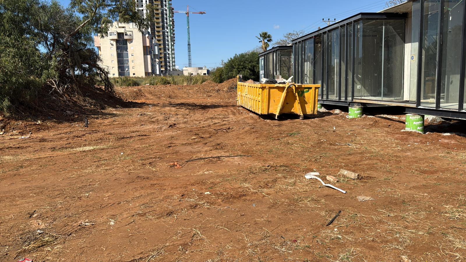 עבודות פיתוח בסביבת משרד המכירות במהלך הביצוע